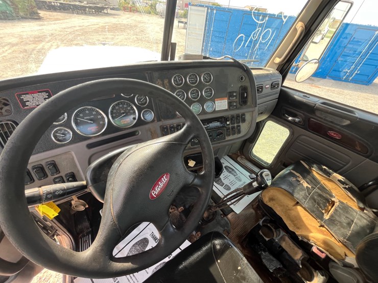 2013-peterbilt-388-image-10
