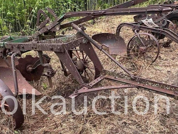 john-deere-2btm-pull-type-plow---15"---on-full-steel-image-1