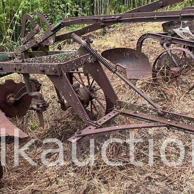 JOHN DEERE 2BTM PULL TYPE PLOW - 15" - ON FULL STEEL