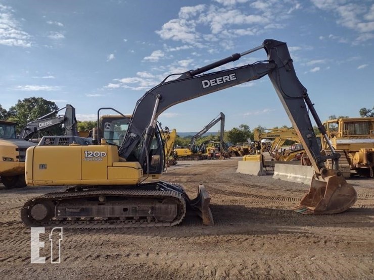 2010-deere-120d-image-3