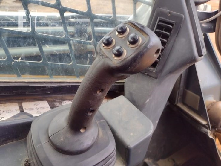2015-deere-329e-image-10