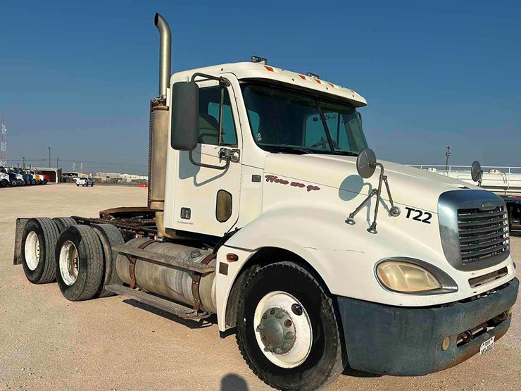 2004-freightliner-columbia-image-2