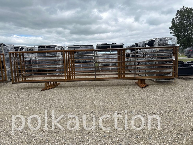 (5)-cattle-panels-w/-sorting-gate-(sold-x-$)-image-1