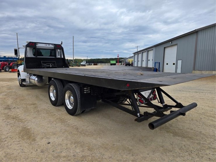 2006-peterbilt-335-image-3