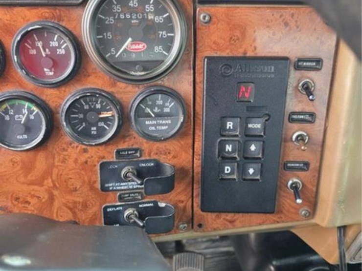 2006-peterbilt-335-image-25