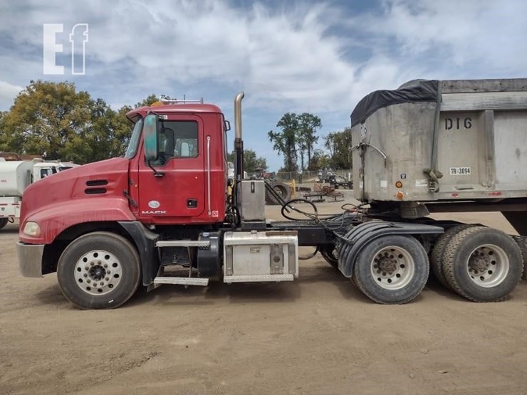 2012-mack-pinnacle-cxu613-image-1