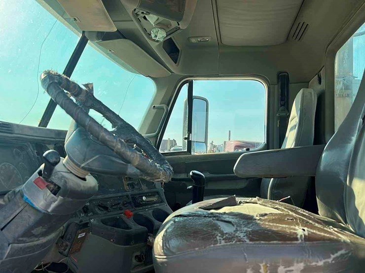 2004-freightliner-columbia-image-9