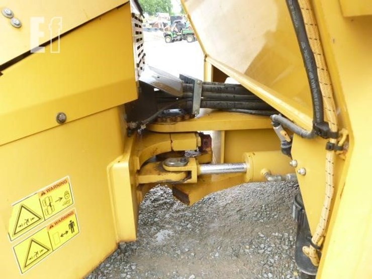 2014-caterpillar-cb64-image-15