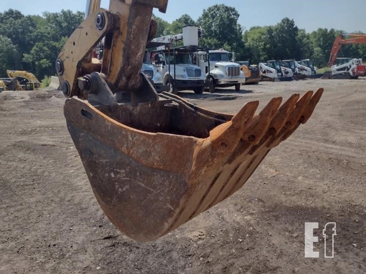 2004-caterpillar-420d-image-33