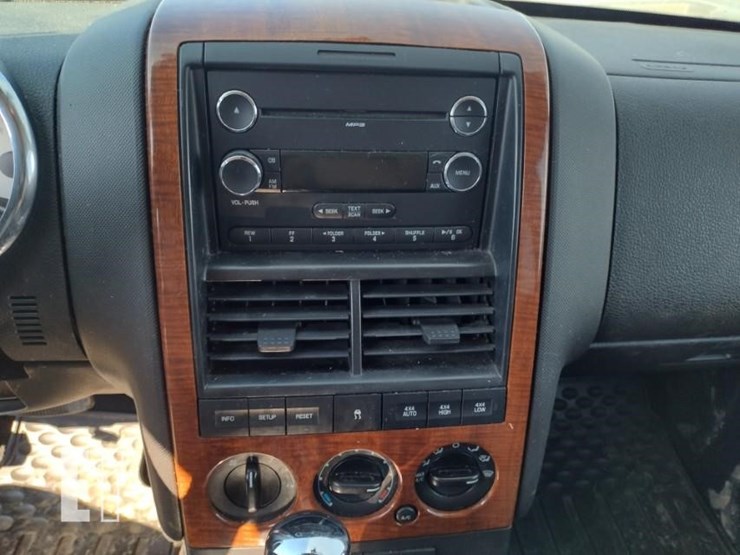 2010-ford-explorer-image-10