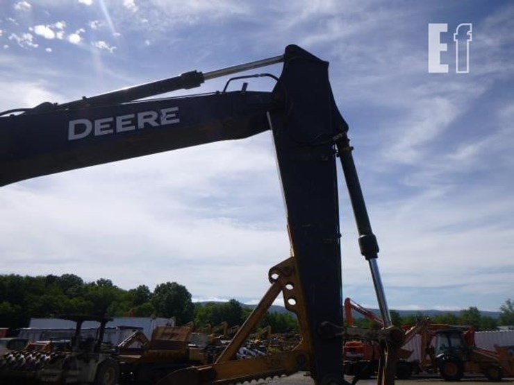 2011-deere-225d-lc-image-40