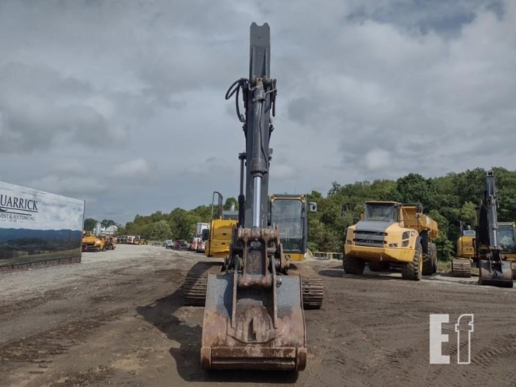2021-deere-250g-lc-image-3