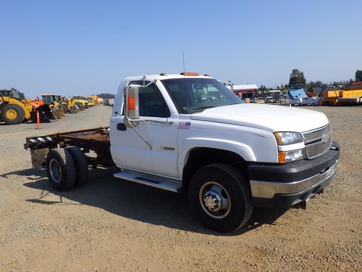 2005-chevrolet-3500-image-2