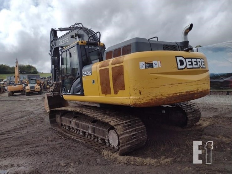 2021-deere-250g-lc-image-56