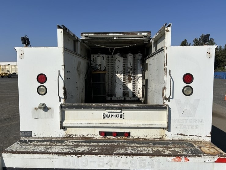 2005-peterbilt-335-image-28