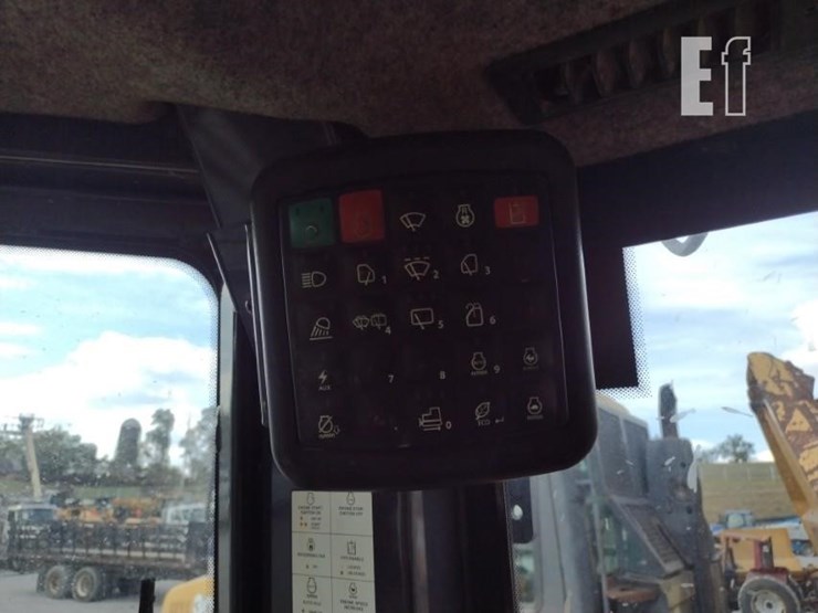 2018-deere-750k-lgp-image-10