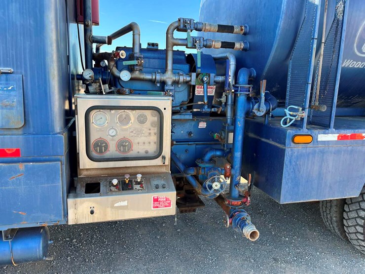 2010-peterbilt-367-image-11
