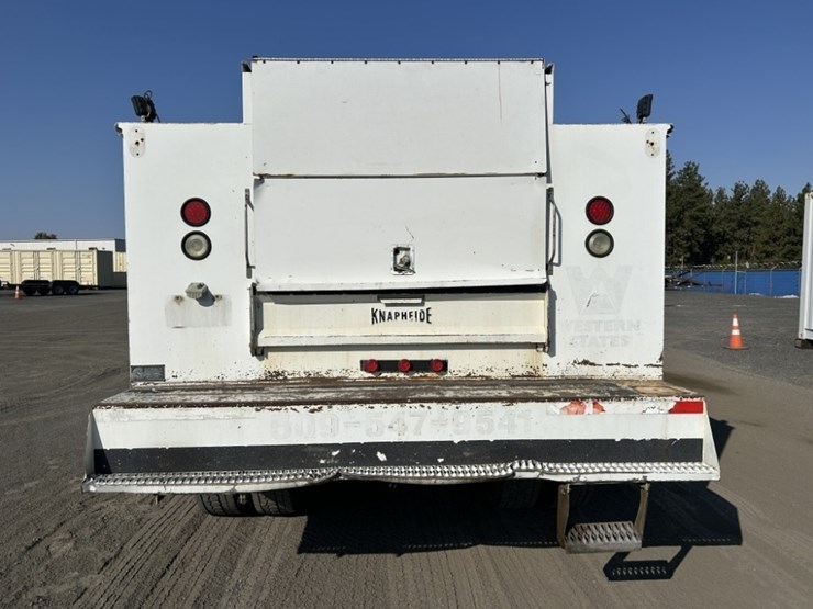 2005-peterbilt-335-image-4