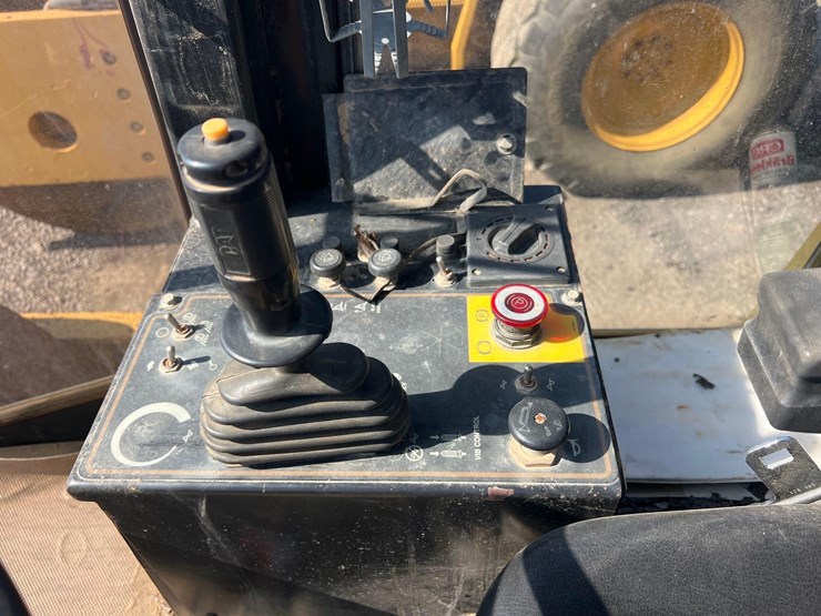 caterpillar-cs-563c-image-13