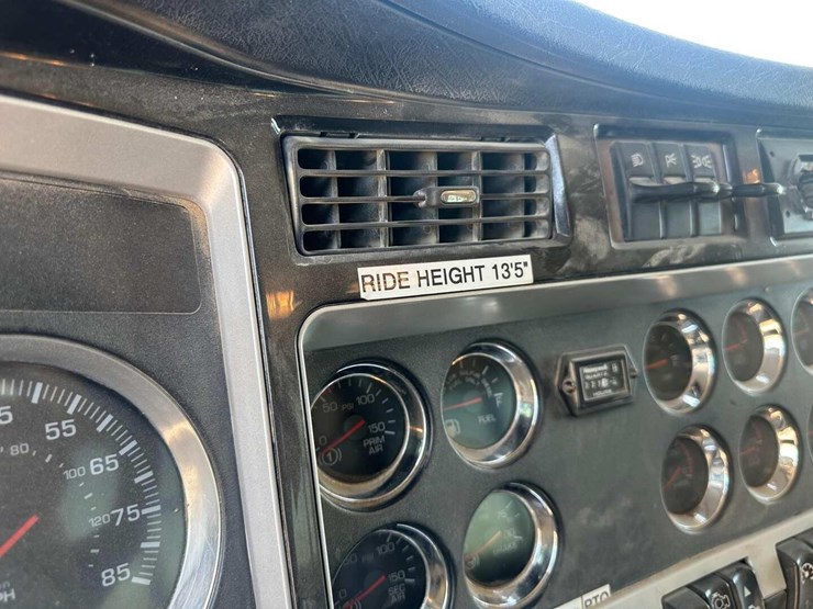 2013-kenworth-t800-image-12