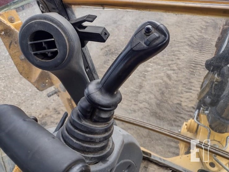 2020-deere-410l-image-11