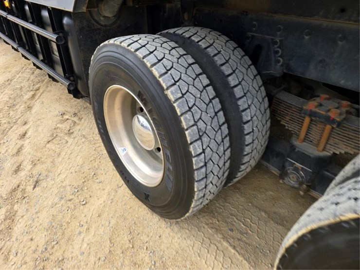 freightliner-114sd-image-34