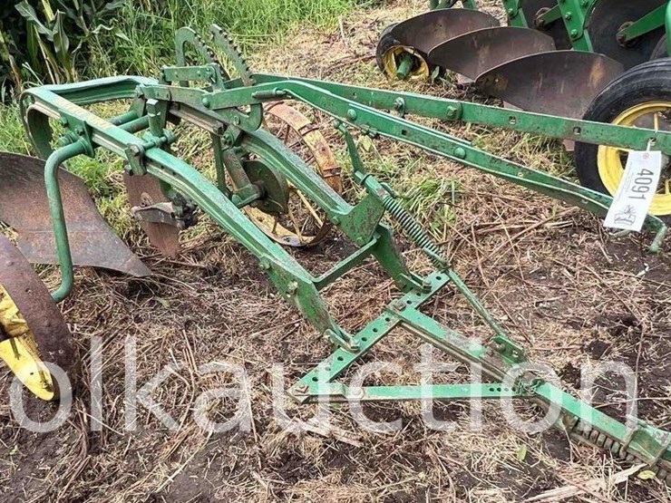 john-deere-1btm-pull-type-plow-on-steel-wheels-image-1