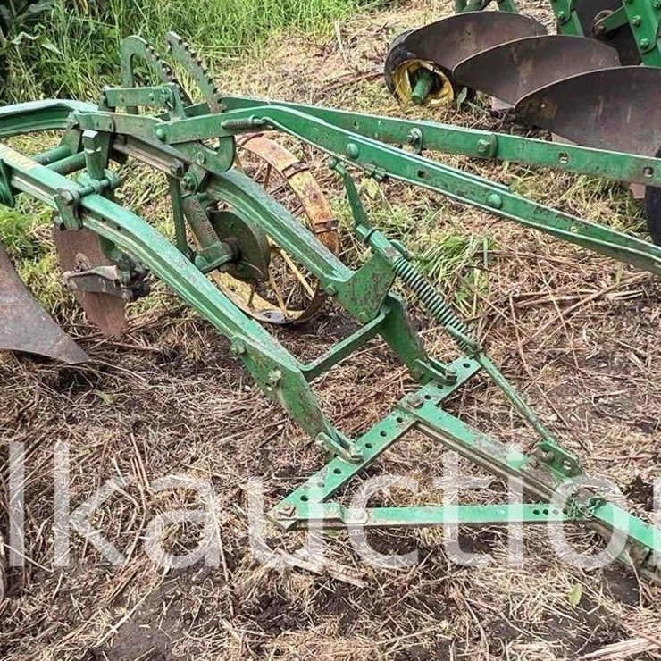 JOHN DEERE 1BTM PULL TYPE PLOW ON STEEL WHEELS