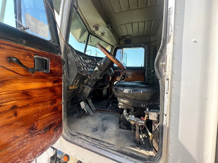 1995-peterbilt-379-image-16