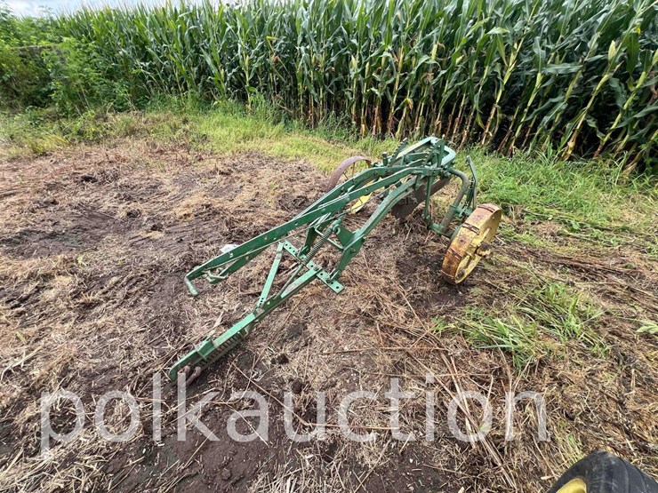 john-deere-1btm-pull-type-plow-on-steel-wheels-image-2