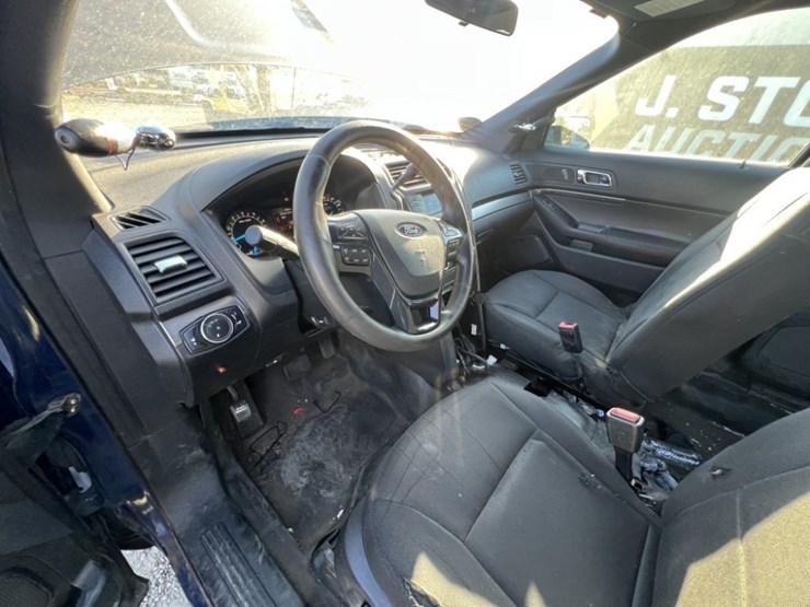 2017-ford-explorer-image-26