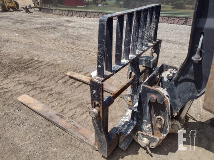 2017-caterpillar-tl1055d-image-16