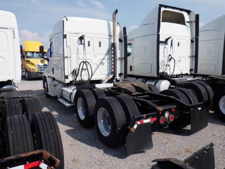 2019-freightliner-cascadia-126-image-9