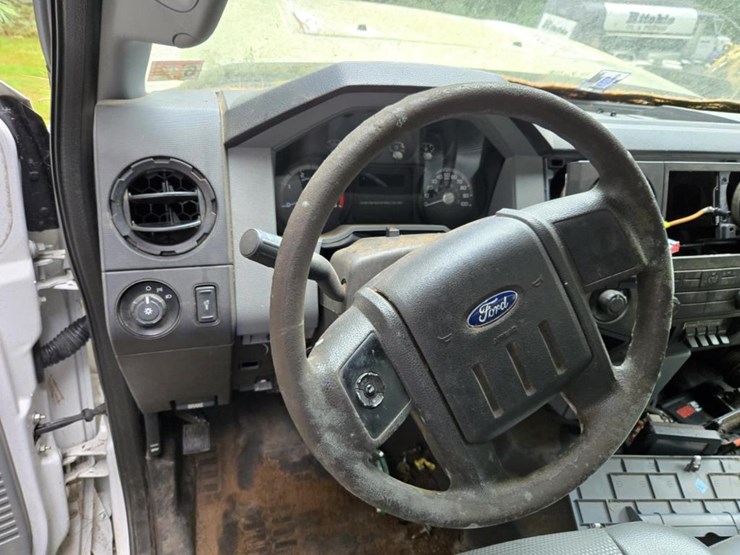 2014-ford-f550-image-25