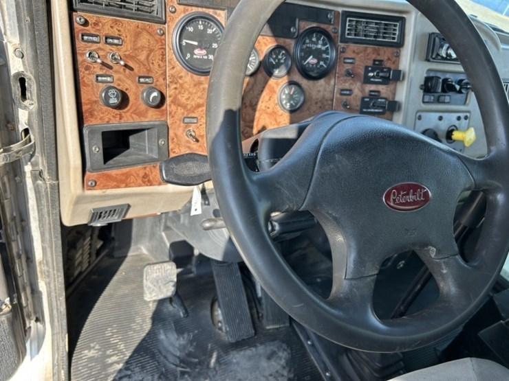 2005-peterbilt-335-image-20