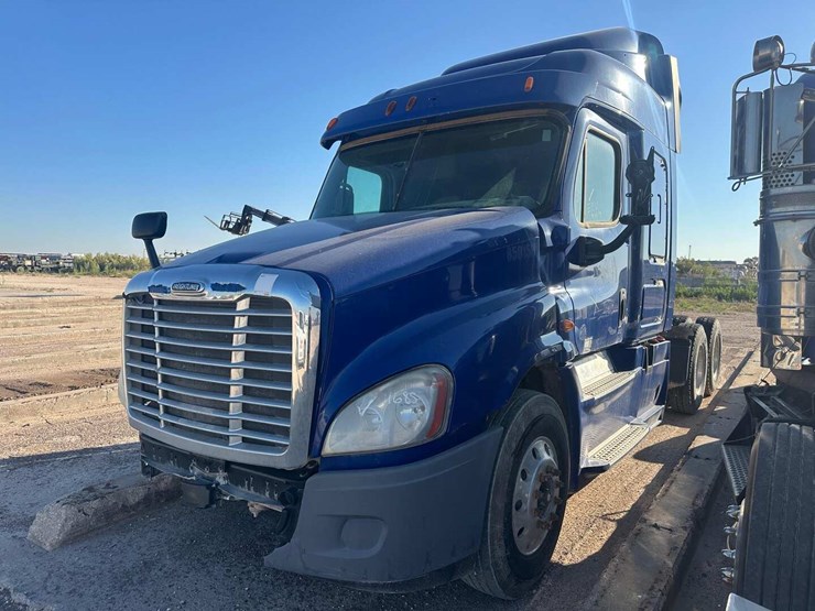 2015-freightliner-cascadia-image-1