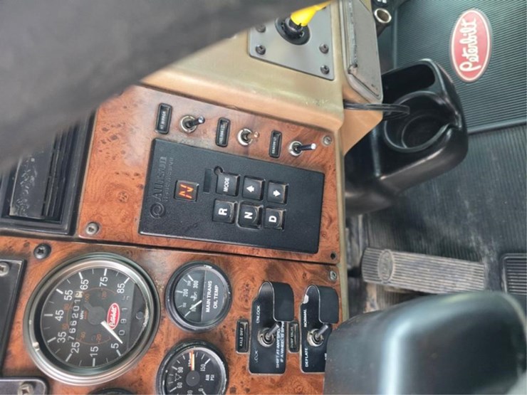 2006-peterbilt-335-image-30