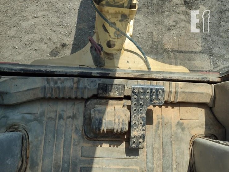 2004-caterpillar-420d-image-13
