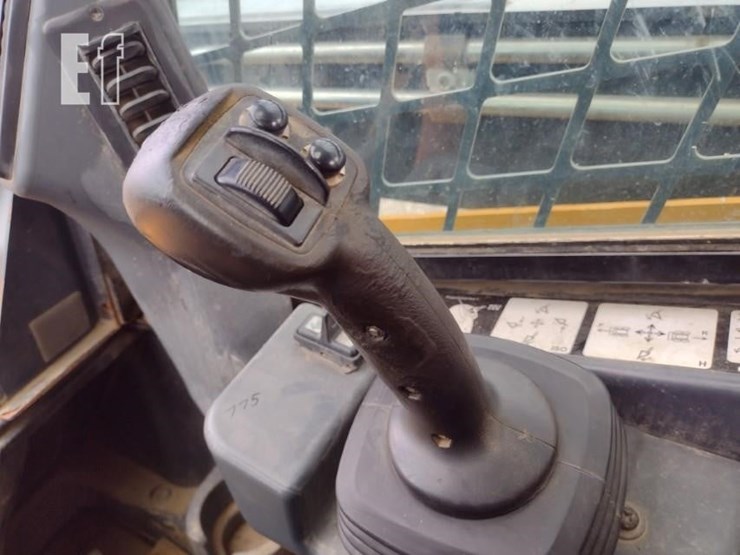 2015-deere-329e-image-9