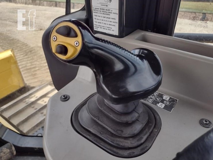 2017-komatsu-d39px-24-image-11