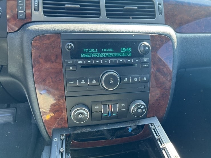 2014-chevrolet-suburban-image-26