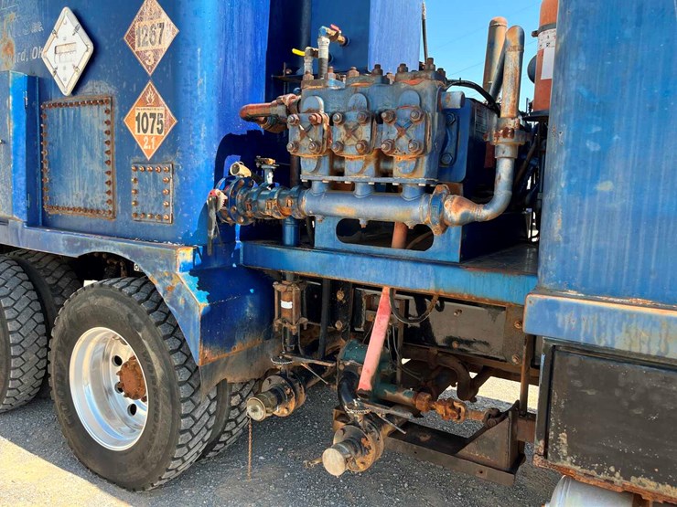 2008-peterbilt-367-image-12