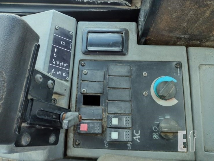 2002-caterpillar-938g-image-12