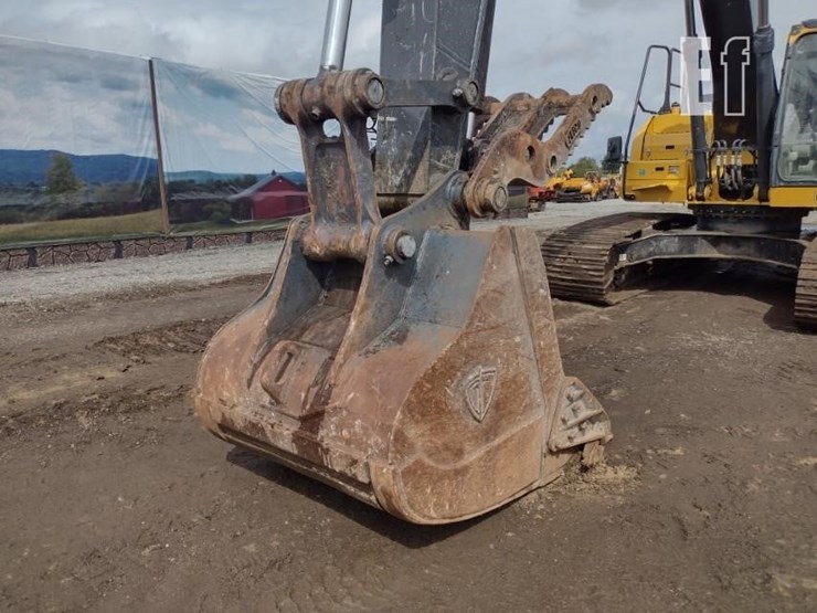 2021-deere-250g-lc-image-17