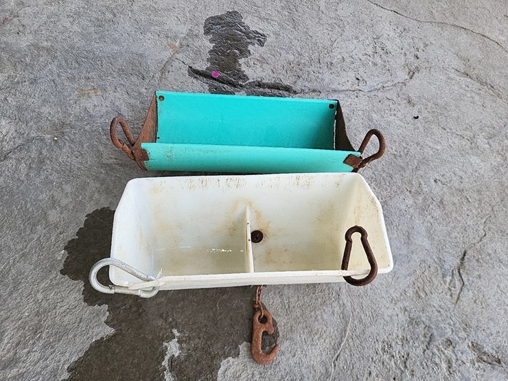 (2)-16"-poly-hanging-feeders-image-3