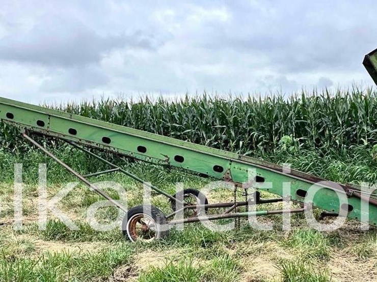 john-deere-300-image-1