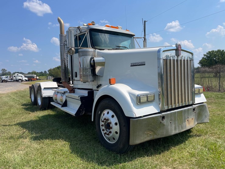 2018-kenworth-w900-image-3