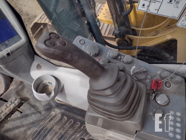 2013-deere-210g-lc-image-9