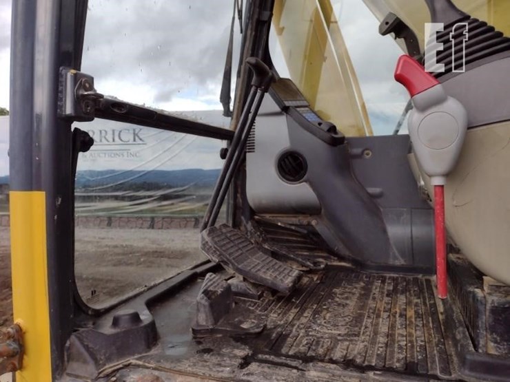 komatsu-pc220-lc-8-image-12