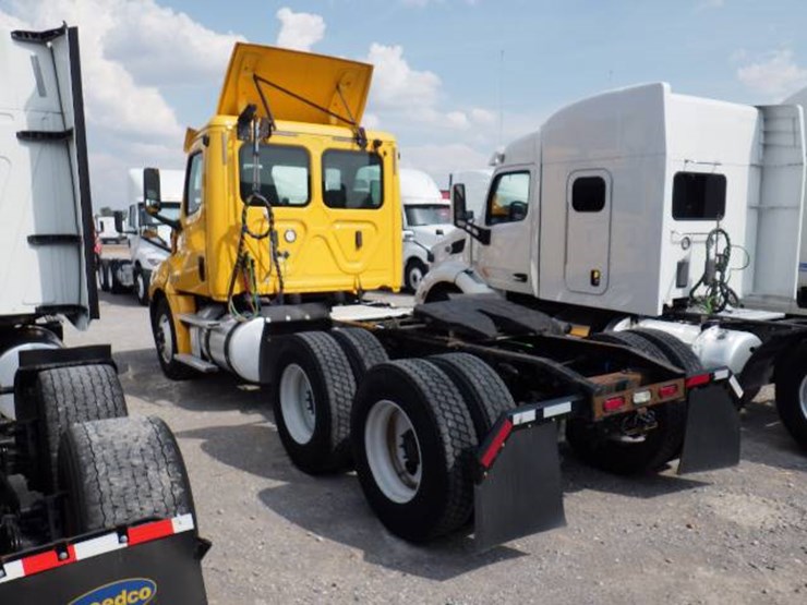 2019-freightliner-cascadia-126-image-11